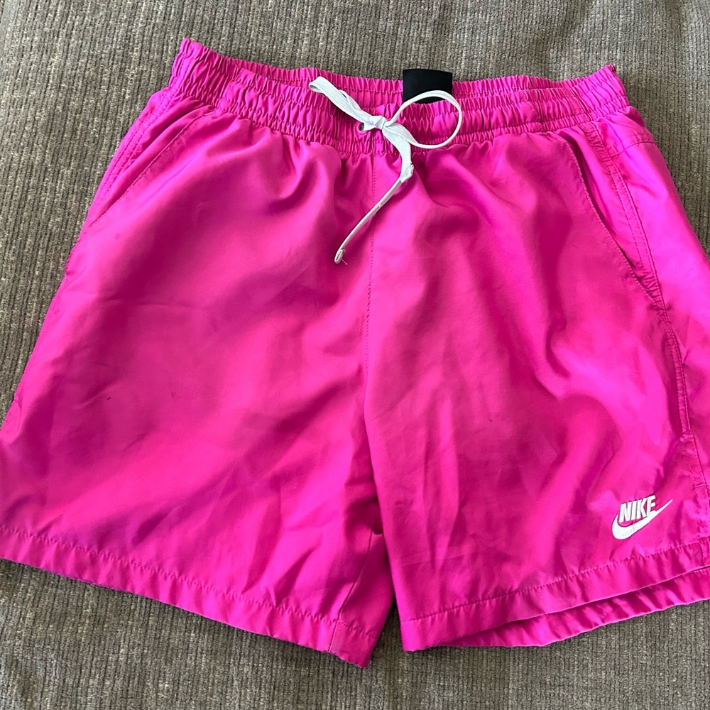 Nike Sportswear Sport Essentials
Men's Woven Lined Flow Shorts
Above the knee